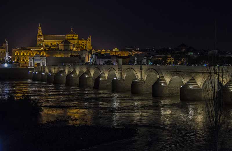 Córdoba 009 - Puente Romano y Mezquita Catedral - imagen nocturna.jpg